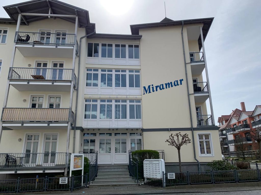 Miramar Apartment Frontansicht Eingang, Luxusapartment Ahlbeck Ostsee